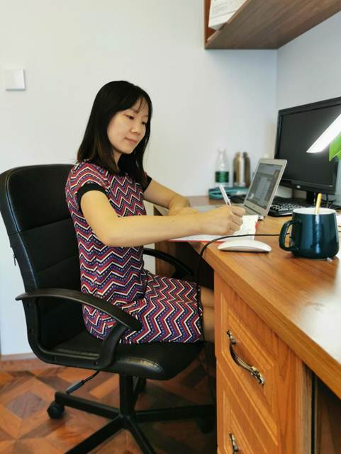 参训教师认真听讲并做笔记