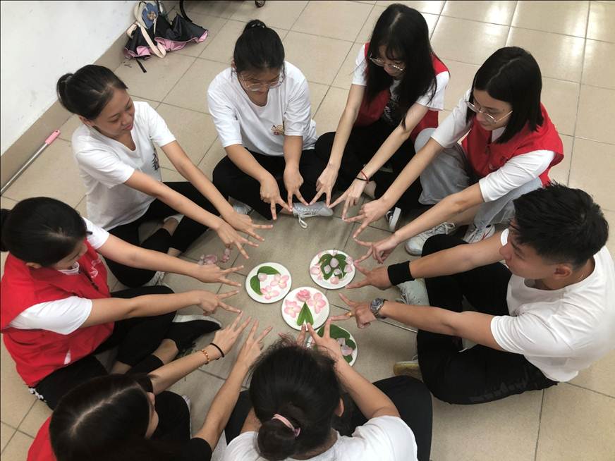 说明: D:\搜狗高速下载\9月16日 商学院新生学长团体辅导培训顺利进行\2花瓣拼盘游戏.jpg