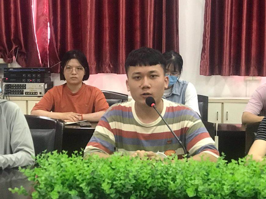 说明: D:\搜狗高速下载\9月2日 坚守信念 不忘初心——商学院举行2020级新生学长见面会\往届学长分享经验.jpg