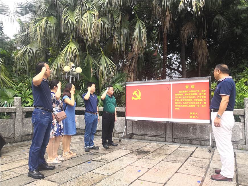 说明: D:\搜狗高速下载\9月19日 缅怀先烈，铭记历史——烹饪学院党总支赴西海抗日烈士陵园开展主题党日活动 新闻稿\重温入党誓词.jpg