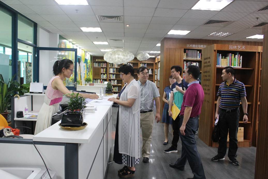 说明: F:\5.23 番顺中三校联盟图书馆服务与创新业务研讨会在taptap顺利召开\参观艺术共享空间.jpg