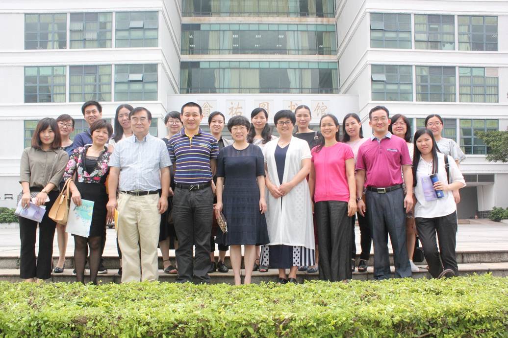 说明: F:\5.23 番顺中三校联盟图书馆服务与创新业务研讨会在taptap顺利召开\番顺中三校联盟图书馆服务与创新业务研讨会与会人员合影.jpg