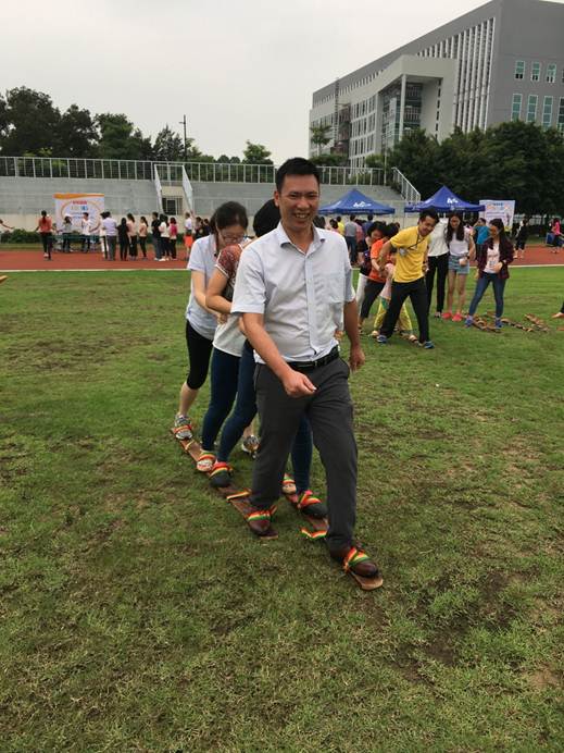 说明: F:\5月25日 工会 学校成功举办教职工趣味运动会新闻\4、运动现场4.JPG