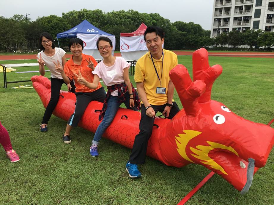 说明: F:\5月25日 工会 学校成功举办教职工趣味运动会新闻\8、运动现场8.JPG