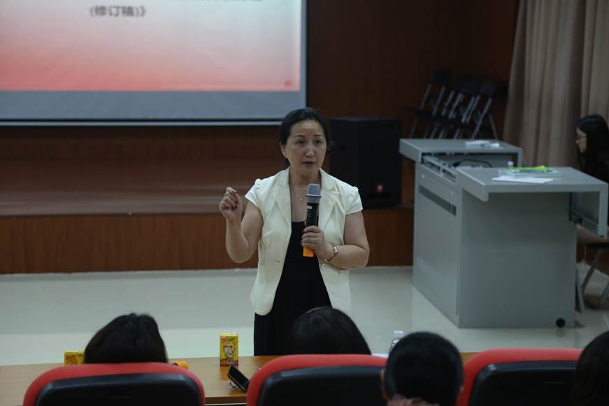 说明: F:\2017年6月27日《心理咨询技术在学生工作中的应用》专题讲座暨第八期辅导员沙龙顺利召开\1.讲座.jpg