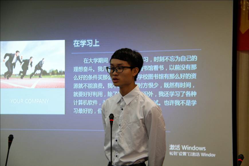 说明: F:\6月29日taptap顺利召开2017年陈智奖学金评审会\新闻图片\1参评学生进行演讲.jpg