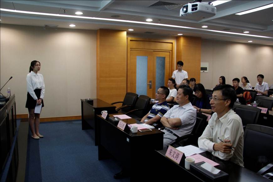 说明: F:\6月29日taptap顺利召开2017年陈智奖学金评审会\新闻图片\2参赛学生答专家问.jpg