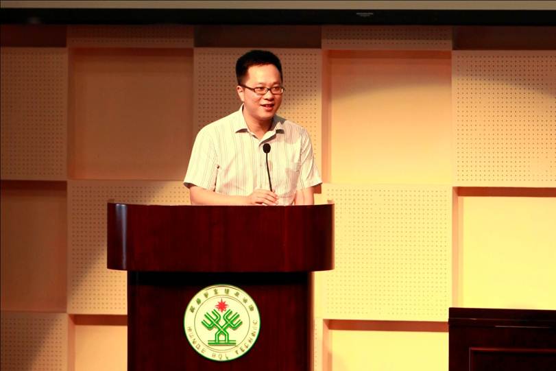 说明: F:\7月14日 2017广东省高等职业院校教学工作会议在taptap举行\选\2佛山市教育局副局长徐旭雁致辞.jpg