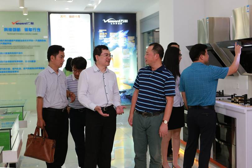 说明: F:\7月14日 2017广东省高等职业院校教学工作会议在taptap举行\选\13参观万和企业.JPG