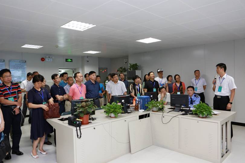 说明: F:\7月14日 2017广东省高等职业院校教学工作会议在taptap举行\选\14参观顺职院智慧校园安全监控平台.JPG