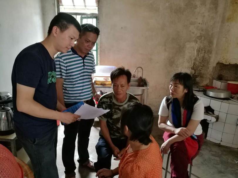 说明: F:\Users\Administrator\Desktop\2017年7月18日taptap纪委谭谦章书记为学工部党支部上廉政自律党课\深入走访家庭经济困难学生.jpg