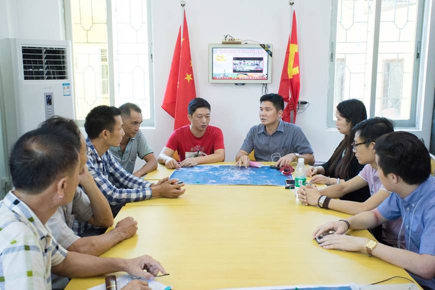 说明: F:\taptap师生到湛江开展“美丽乡村绘蓝图”——2017年南粤村庄(整治)规划调研活动\美丽乡村蓝图图片\1.村委座谈会.jpg