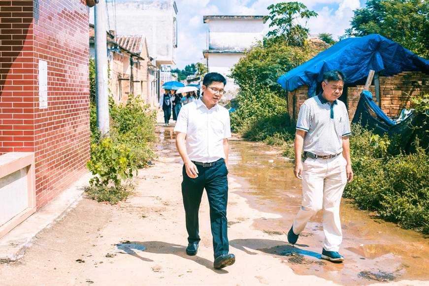 说明: F:\taptap师生到湛江开展“美丽乡村绘蓝图”——2017年南粤村庄(整治)规划调研活动\美丽乡村蓝图图片\2.乡村调研.jpg