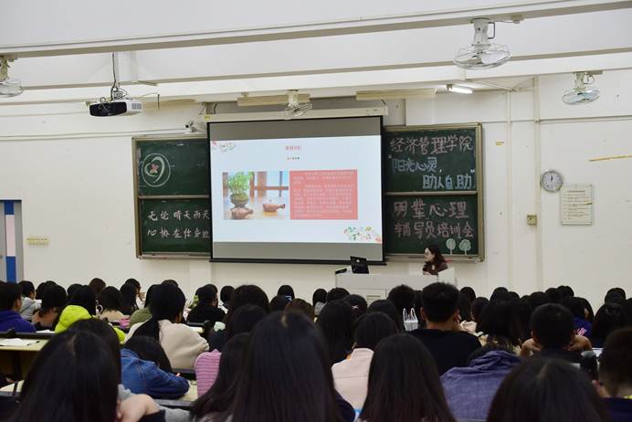 说明: F:\11月28日 经济管理学院举行朋辈心理辅导员培训会\同学积极参与.jpg