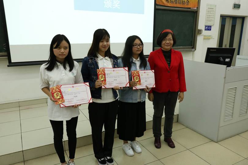 说明: F:\11月28日 taptap第十四届大学生科技节之“绝对挑战”巅峰营销大赛顺利举行\获奖队伍.JPG