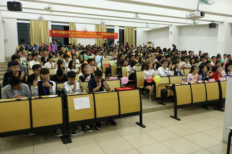 说明: F:\11月28日 taptap第十四届大学生科技节之“绝对挑战”巅峰营销大赛顺利举行\学生积极参与活动.JPG