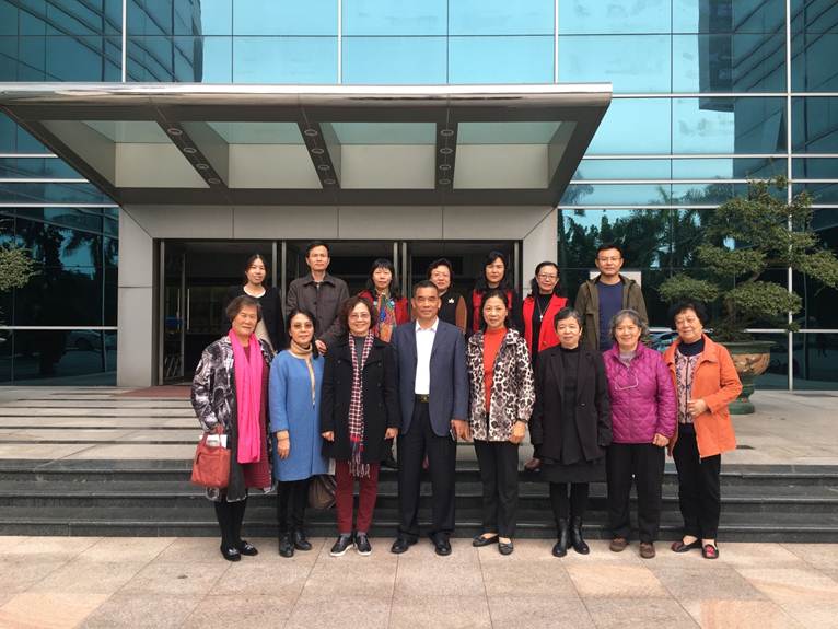 说明: F:\171215 工会 广东女子职业技术学院关工委来taptap学习交流新闻\2、合影.jpg