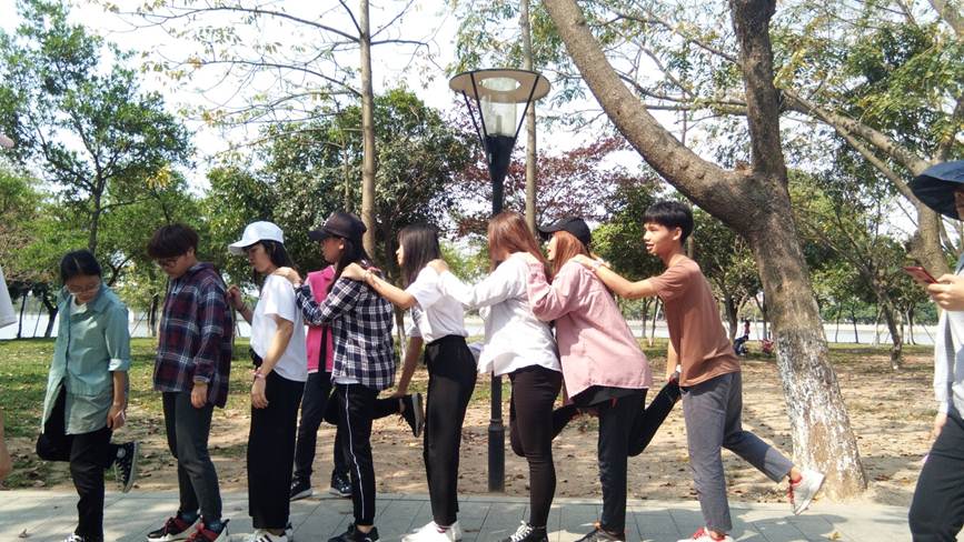 说明: D:\2018年新闻\3月31日 经济管理学院开展社团联合会户外拓展活动\活动照片(1).jpg