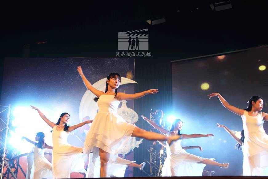 说明: D:\2018年新闻\4月18日 青春蜕变，一路有你——经济管理学院金莘艺术团十五周年庆暨经济管理学院艺术成果展示晚会圆满落幕\节目表演2.jpg