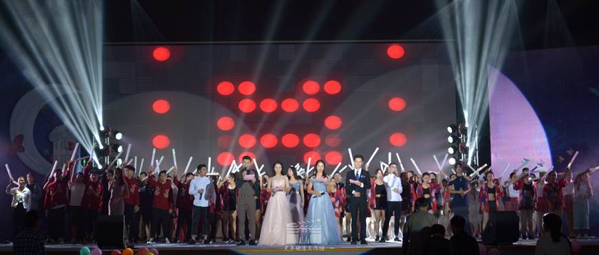 说明: D:\2018年新闻\4月18日 青春蜕变，一路有你——经济管理学院金莘艺术团十五周年庆暨经济管理学院艺术成果展示晚会圆满落幕\节目表演3.jpg