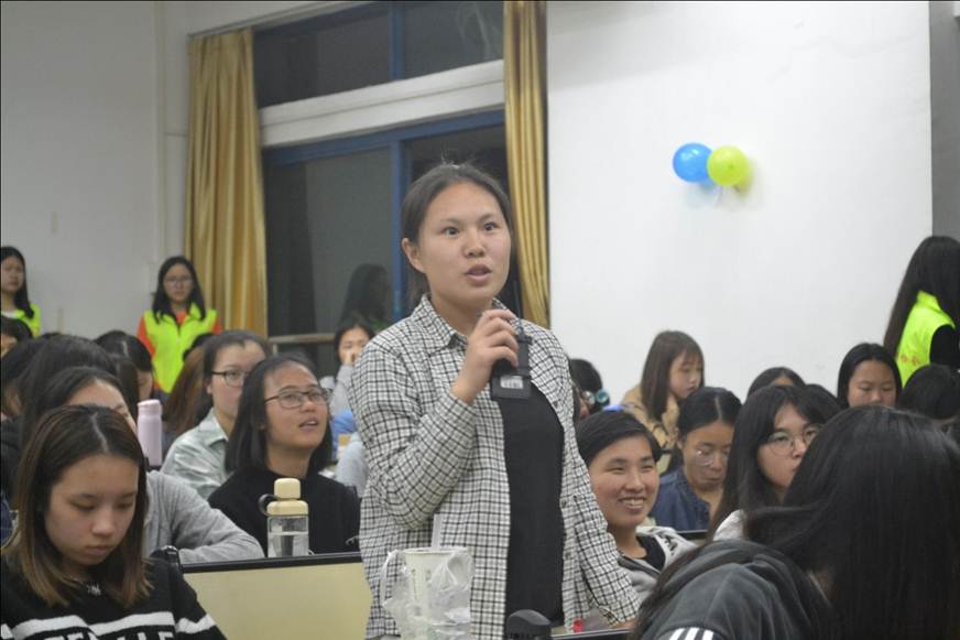 说明: D:\2018年新闻\4月17日 经济管理学院举办创新创业知识讲座\互动发言.JPG