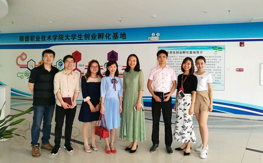 说明: D:\2018年新闻\4月26日 广东水利电力职业技术学院市政工程系学工队伍赴酒店与旅游管理学院交流\1 参观大学生创业孵化基地.jpg