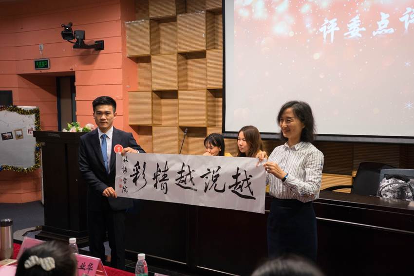 说明: D:\2018年新闻\2018年4月26日+点亮灯塔 青春启航——taptap第十八届大学生文化艺术节之超级演说家第四季决赛圆满落幕\选手现场书法展示.jpg