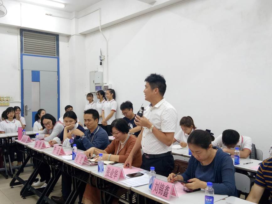 说明: D:\2018年新闻\4月27日 经济管理学院举行“灯塔工程”系列活动之团支部“联系日”\老师点评与发言.jpg