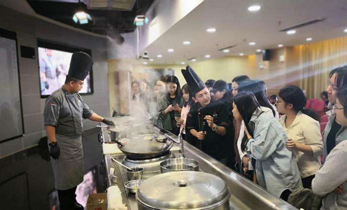 说明: 烹饪课现场展示