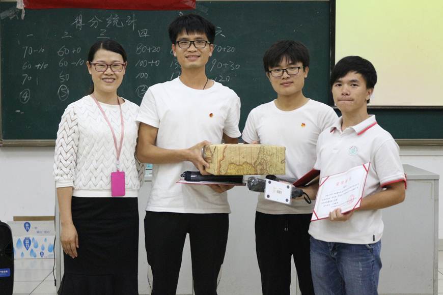 说明: D:\2018年新闻\2018年5月3日机电工程学院举办“学党章、知党情、贯彻学习十九大精神”党章知识竞赛\3、第五代表队荣获第一名.JPG