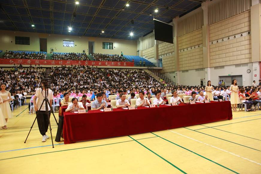 说明: D:\2018年新闻\5月3日 五一表彰\xuan\13.JPG