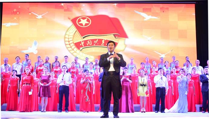 说明: D:\2018年新闻\5.10”五月的鲜花“青年盛典暨”舞动时代旋律。奏响青春乐章“晚会新闻稿\全体大合唱《光荣啊!中国共青团》.jpg