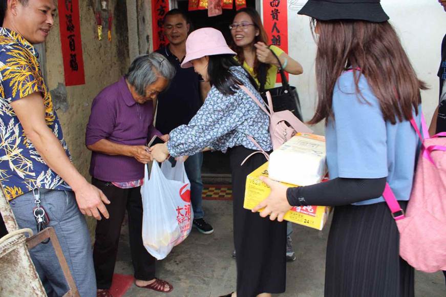 说明: D:\2018年新闻\5月10日 情系陆丰，酒店与旅游管理学院学生开展公益旅行乡村扶贫志愿活动\向困难家庭捐赠物资.png