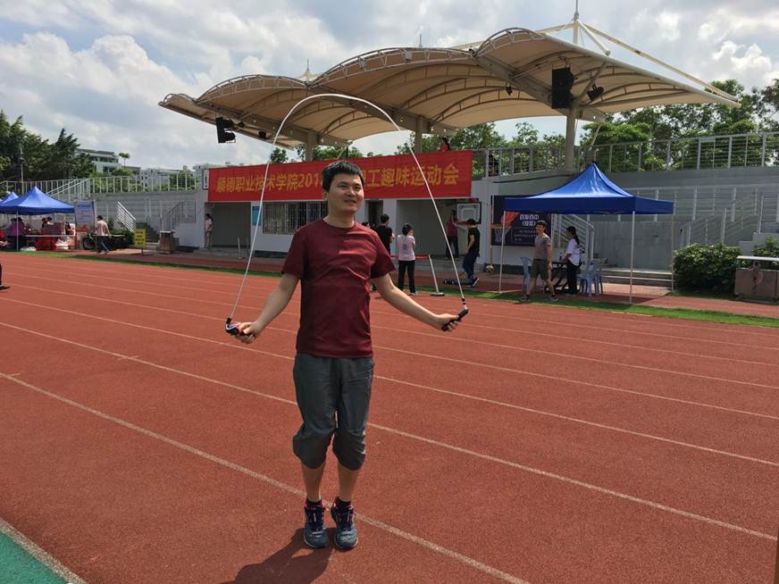 说明: D:\2018年新闻\180515 工会 学校工会举办2018年教职工趣味运动会新闻\现场1.JPG