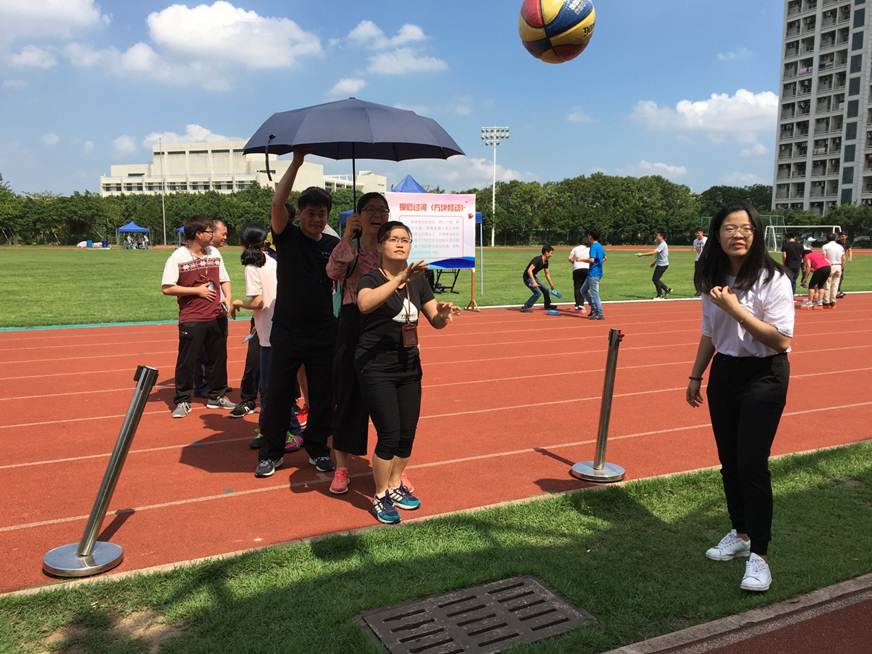 说明: D:\2018年新闻\180515 工会 学校工会举办2018年教职工趣味运动会新闻\现场4.JPG