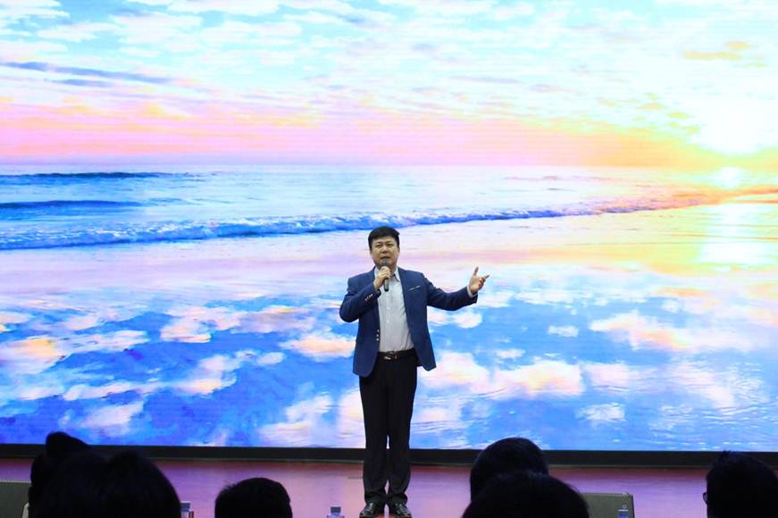 说明: D:\2018年新闻\2018经典解读与诵读总决赛新闻稿\7专家点评及示范诵读.jpg