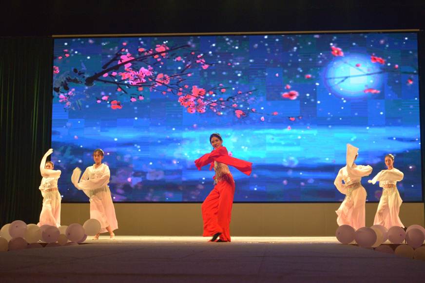 说明: D:\2018年新闻\2018.5.22设计学院成功举办灯塔工程系列活动之第十八届大学生文化艺术节之首届“十佳形象大赛”决赛\选手表演 (2).JPG