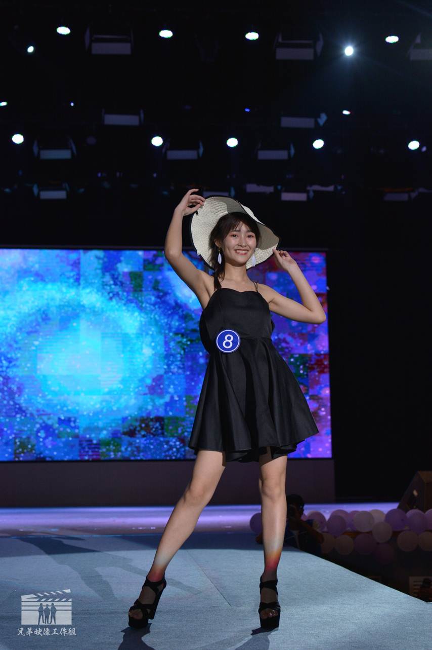 说明: D:\2018年新闻\2018.5.22设计学院成功举办灯塔工程系列活动之第十八届大学生文化艺术节之首届“十佳形象大赛”决赛\选手表演.JPG