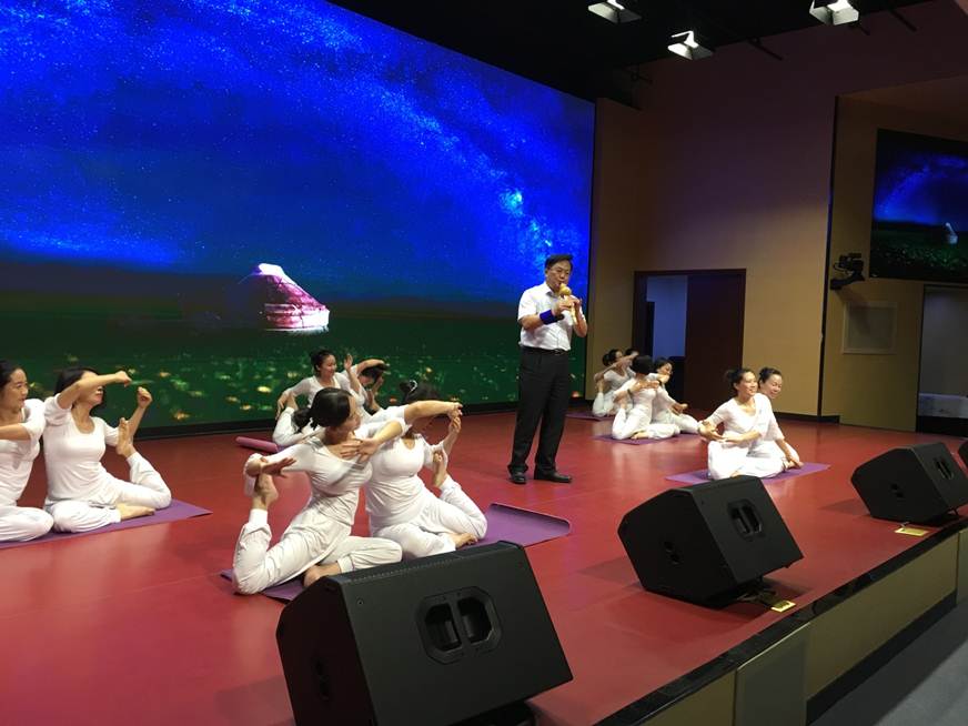 说明: D:\2018年新闻\180530 工会 taptap举办“传承民族经典 坚定文化自信”教职工葫芦丝协会汇报演出\2、夏伟校长独奏.JPG