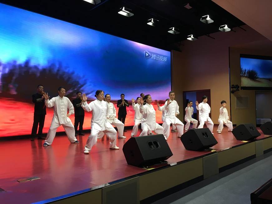 说明: D:\2018年新闻\180530 工会 taptap举办“传承民族经典 坚定文化自信”教职工葫芦丝协会汇报演出\3、现场.JPG