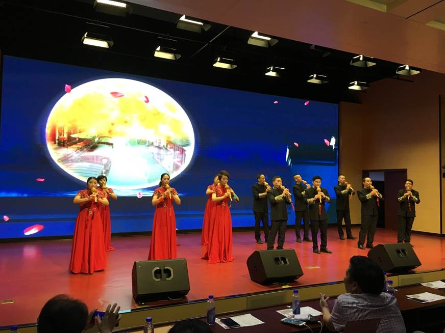 说明: D:\2018年新闻\180530 工会 taptap举办“传承民族经典 坚定文化自信”教职工葫芦丝协会汇报演出\4、现场.JPG