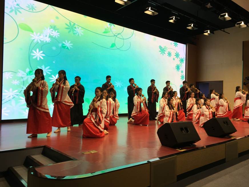 说明: D:\2018年新闻\180530 工会 taptap举办“传承民族经典 坚定文化自信”教职工葫芦丝协会汇报演出\8、现场.JPG