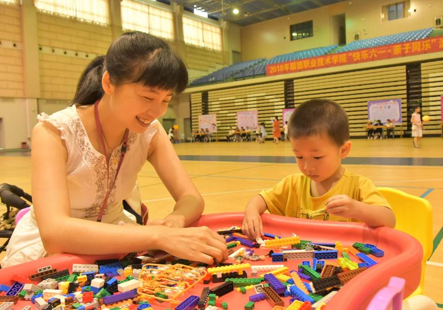 说明: D:\2018年新闻\180603工会 工会成功举办“快乐六一 亲子同乐”游园会新闻\8、现场.JPG