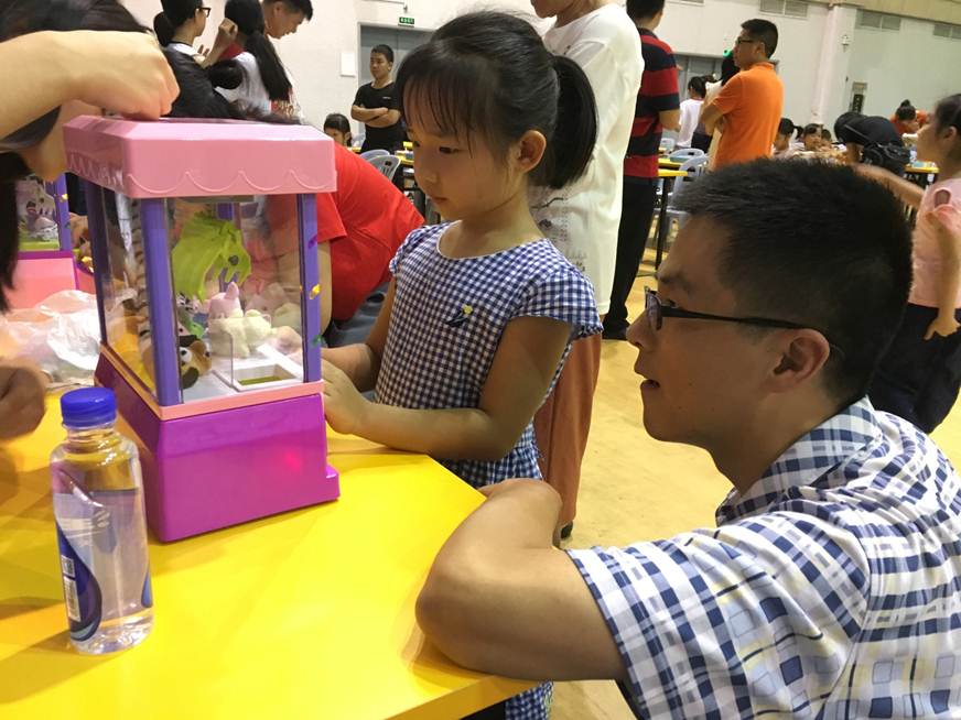 说明: D:\2018年新闻\180603工会 工会成功举办“快乐六一 亲子同乐”游园会新闻\5、现场.JPG