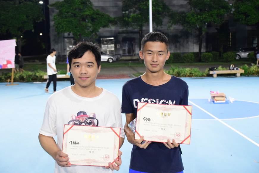 说明: D:\2018年新闻\6月5日经济管理学院心理健康月系列活动之“携手同舟，风雨共济”活动顺利举行\4颁奖.JPG