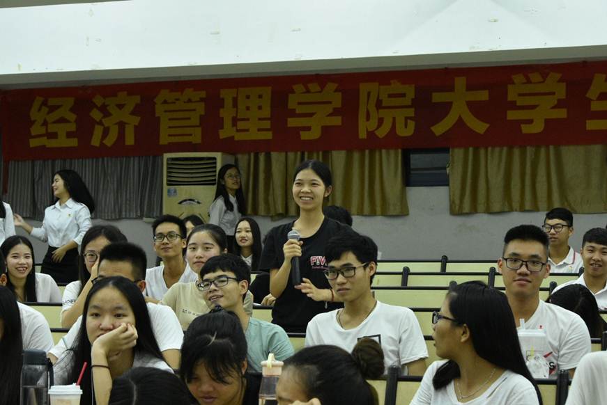 说明: D:\2018年新闻\同舟共济签字稿及职业生涯规划大赛新闻稿\6月7日经济管理学院2018年大学生职业生涯规划大赛决赛圆满落幕\2观众互动.JPG