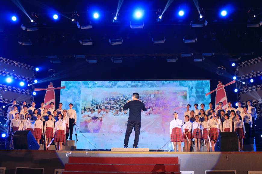 说明: D:\2018年新闻\6.27第十八届大学生文化艺术节闭幕式\图片\全场大合唱“仰望星空”.jpg