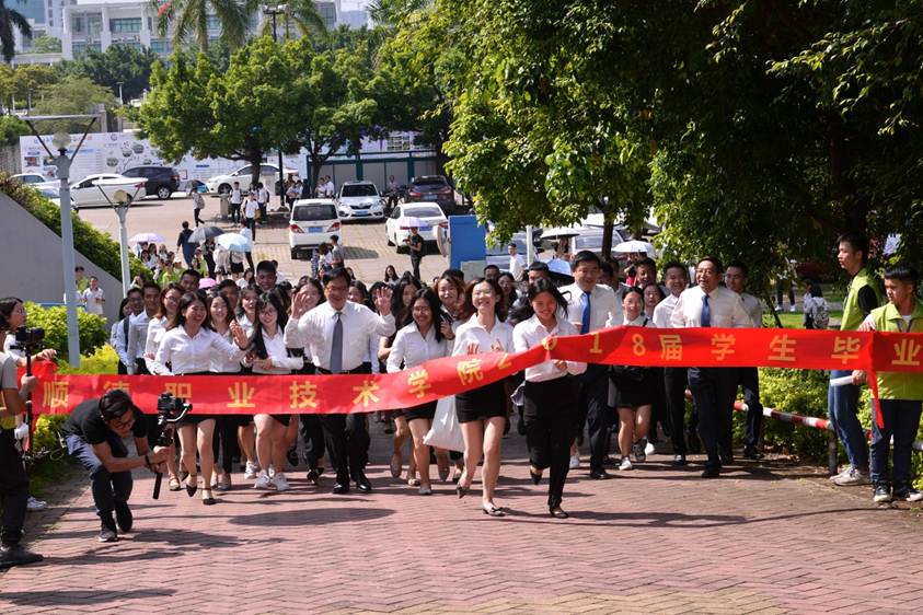 说明: D:\2018年新闻\6月30日 毕业典礼\毕业典礼\选\DSC_3707.JPG