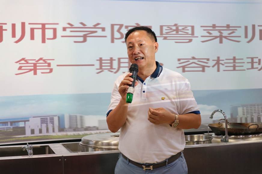 说明: D:\2018年新闻\7月9日 顺德厨师学院“容桂餐饮协会高级研修班”正式开班\容桂餐饮行业协会会长罗兆波发表讲话.jpg