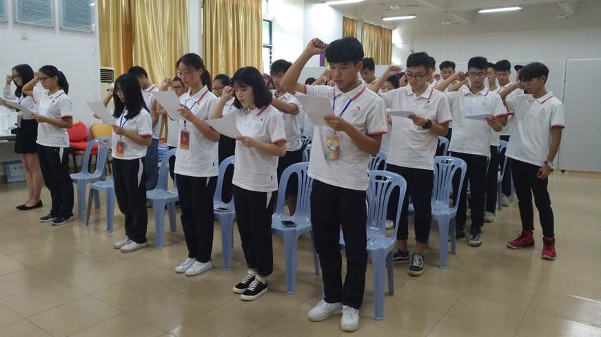 说明: D:\2018年新闻\7月11日 酒管学院举行2018年暑期“三下乡”社会实践活动启动仪式\学生志愿者宣誓.jpg